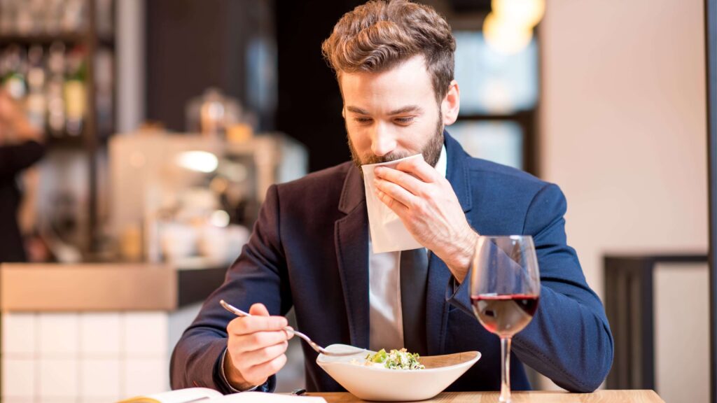 Mann abnehmen Restaurant essen